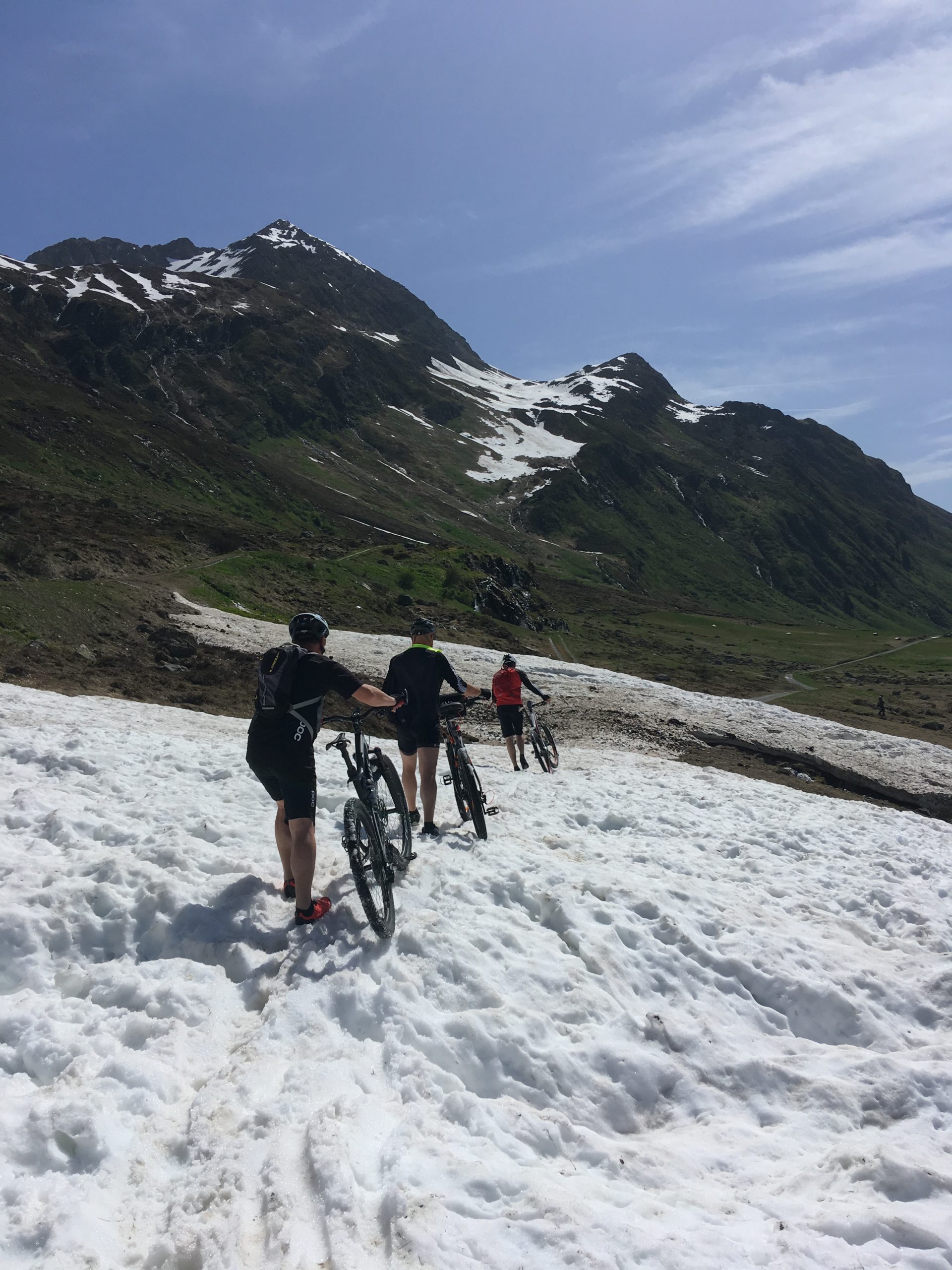 Biking through the alps – Happy Guides
