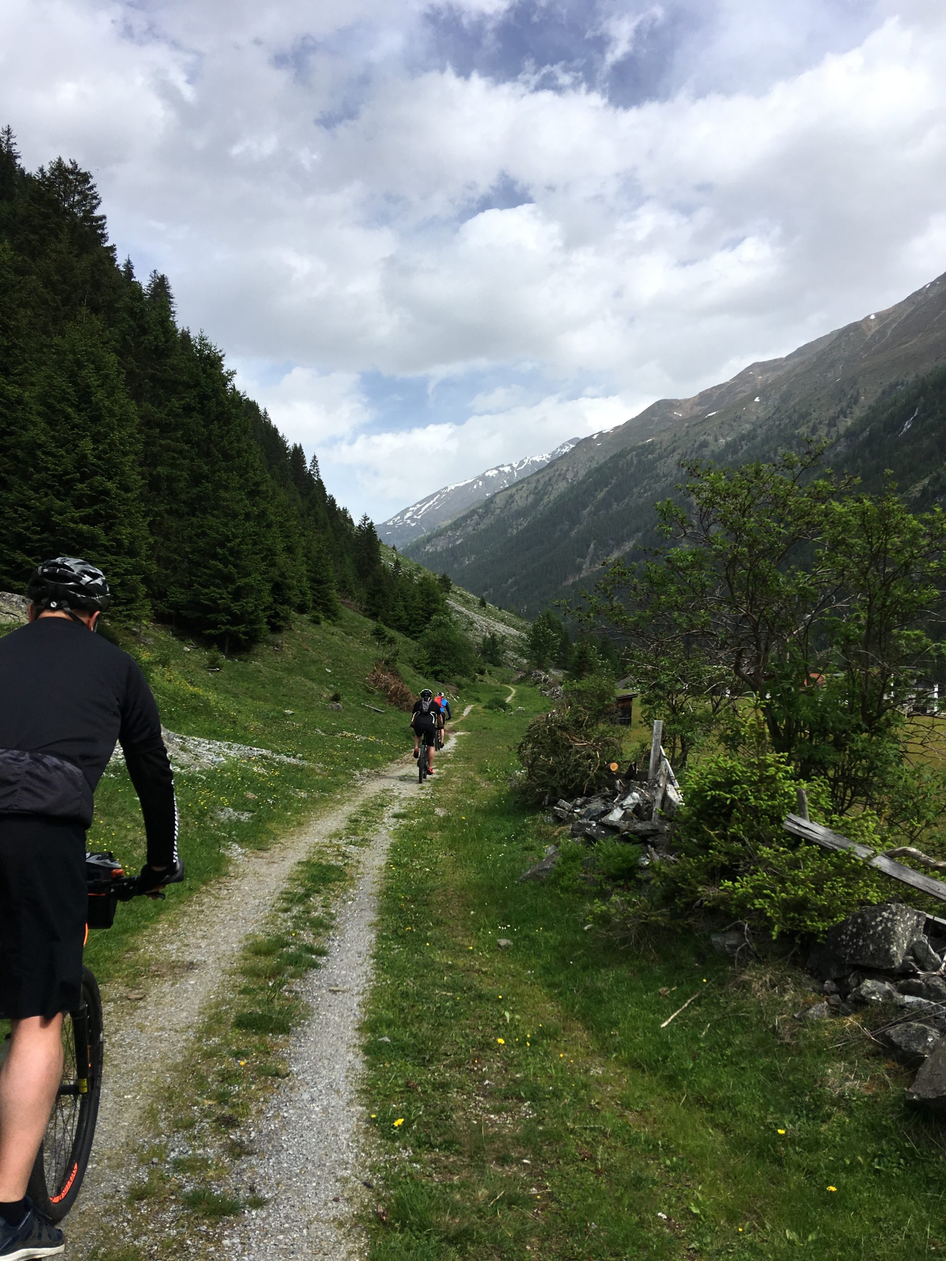 Biking through the alps – Happy Guides